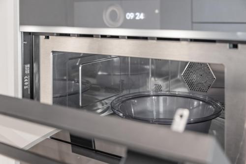 a microwave oven with a glass bowl in it at BASEKAMP Prime I Friends I Lake I Mountains I Luzern in Küssnacht