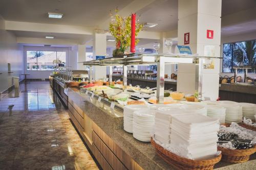 Restoran või mõni muu söögikoht majutusasutuses Apto 166 Lacqua diRoma V - Sacada com vista para Piscina de Ondas, roupa de Cama, camareira e garagem