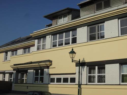 Maria Enzersdorfにあるアパートメント ロッセの黄色の建物