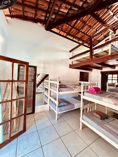 ein Zimmer voller Etagenbetten in der Unterkunft Em Casa Hostel in Itacaré