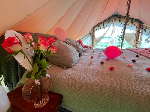 a bedroom with roses and balloons on a bed at Lagom - Logeren in 't groen in Nieuwerkerken