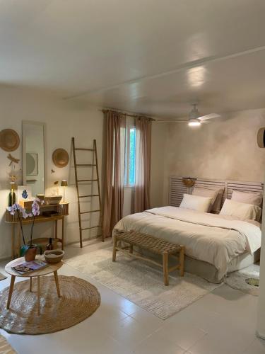 a bedroom with a large bed and a table at L'évidence en Provence in Vachères