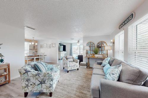 a living room with a couch and a chair at Casa de Brayli in Cortez