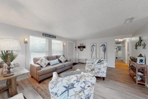 a living room with a couch and two chairs at Casa de Brayli in Cortez