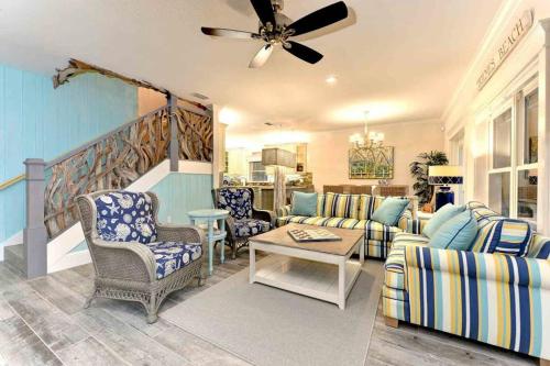 a living room with furniture and a ceiling fan at Wine Down in Ilexhurst