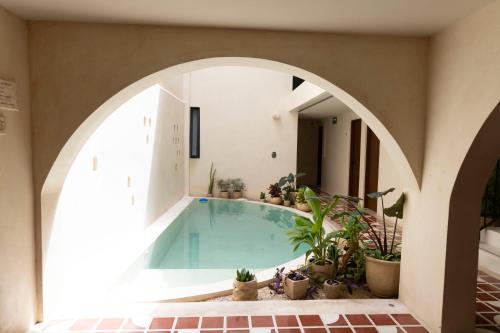 an archway around a swimming pool in a house at Moreira Hotel Boutique in Mérida