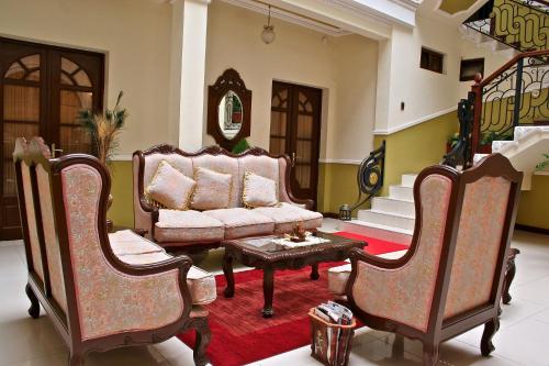 a living room with a couch and a table at San Marino Royal Hotel in Sucre