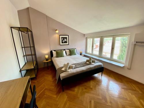 Top Floor 2-Bed, New Kitchen & Bathroom near Arena