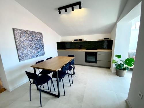 Top Floor 2-Bed, New Kitchen & Bathroom near Arena