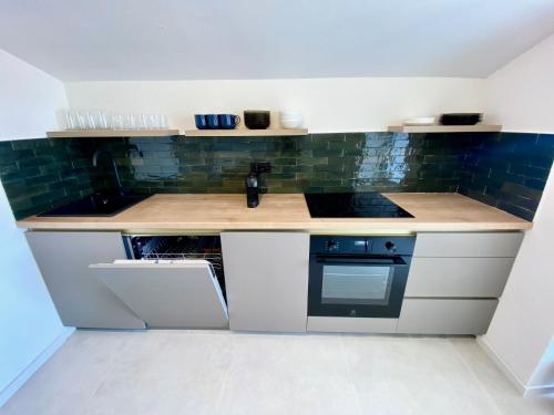 Top Floor 2-Bed, New Kitchen & Bathroom near Arena