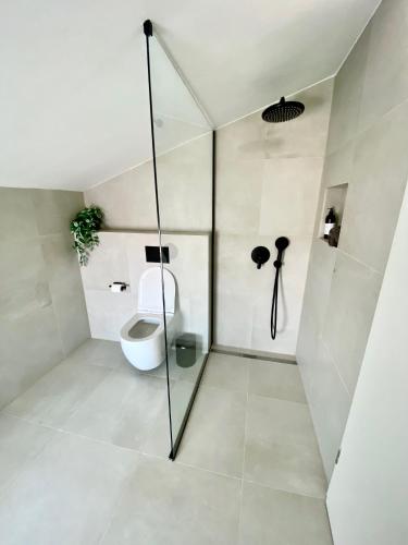 Top Floor 2-Bed, New Kitchen & Bathroom near Arena