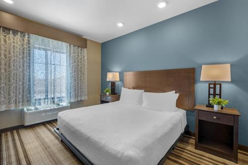 a bedroom with a large bed and a window at Best Western Plus Overland Inn in Fort Morgan