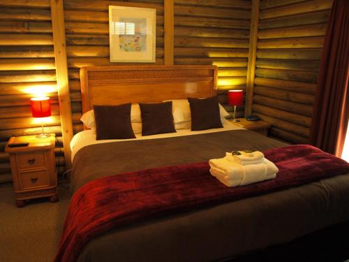 Una cama o camas en una habitación de Ti-Tree Village