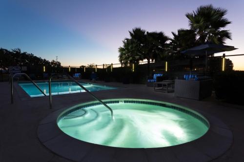 a hot tub in the middle of a patio at The Marina Inn on San Francisco Bay in San Leandro