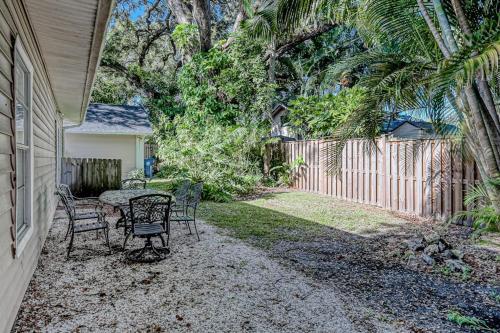 a backyard with a table and chairs and a fence at Manatee River House in Bradenton