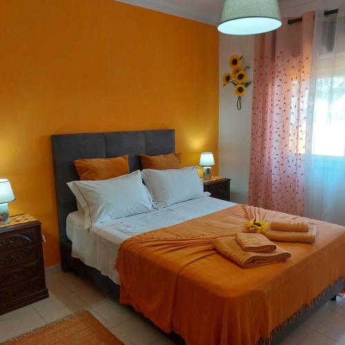 una camera da letto con un grande letto con asciugamani sopra di Ria Formosa Pineview a Faro