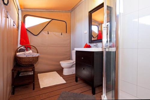 Koupelna v ubytování Squeakywindmill Boutique Tent B&B