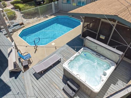 an overhead view of a swimming pool on a deck at Hodges Hill Hideout w/ pool, spa, BBQ - Dog Friendly in Oakhurst