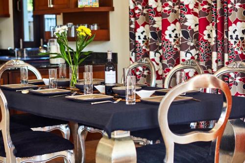 En restaurant eller et andet spisested på NB Villa Lilawadee