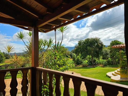 a balcony with a view of a yard at Recanto do Sitio in Tiradentes