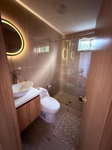 a bathroom with a toilet and a sink and a shower at Habitaciones Stonehaven Ruitoque in Piedecuesta