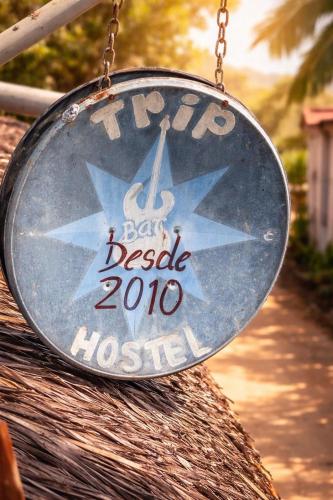 a sign hanging on a chain on a house at Trip Hostel e Pousada in Jericoacoara