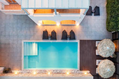 a building with a swimming pool with lights at Villa Vanta in Drios