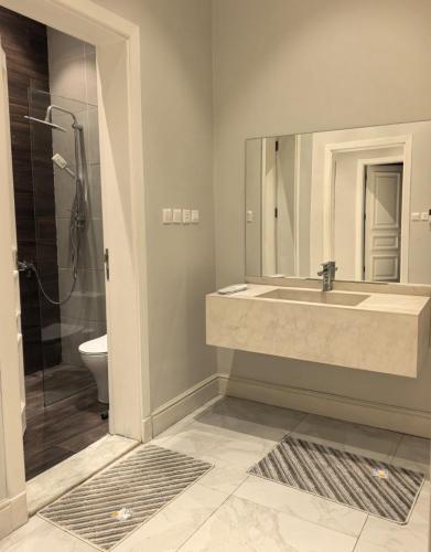 a bathroom with a sink and a shower and a toilet at دره العروس الشاطي in Jeddah