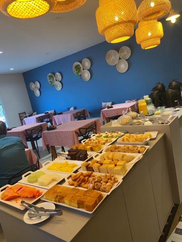 a buffet line with many different types of food at Hotel Mirage in Alta Floresta