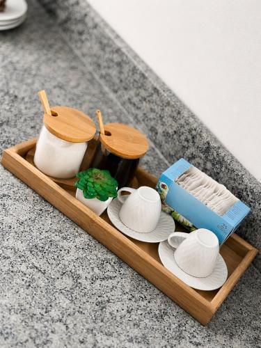 a wooden tray with hats and dishes on a counter at Alojamiento en Miches in Miches