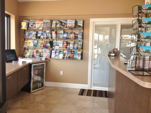 a room with a book store with a counter and a door at Moonlite Motel in Niagara Falls