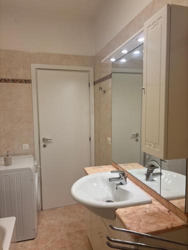 a bathroom with a sink and a mirror at Residenza San Nicolò in Treviso