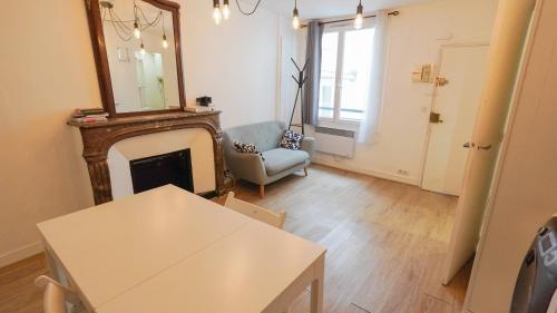 7 Historic Marais Studio near Bastille & metro