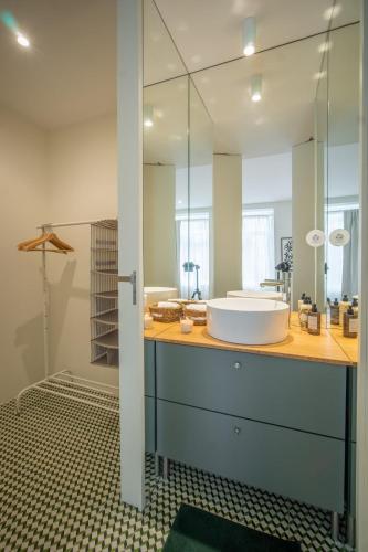 The Alluring - Central and Spacious 2 Bedroom