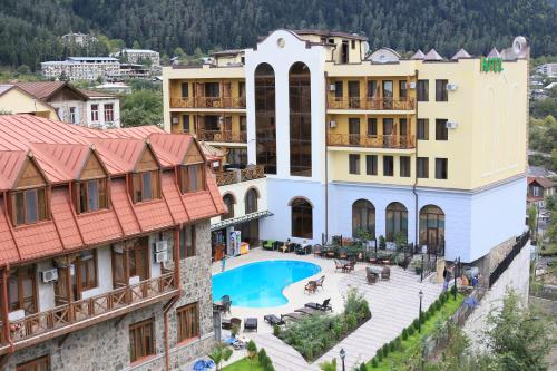 een luchtzicht op een resort met een zwembad bij Borjomi Palace Health & Spa Center in Borjomi