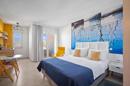 ein Schlafzimmer mit einem großen Bett und einem blauen Gemälde in der Unterkunft Villa Marea in Rovinj