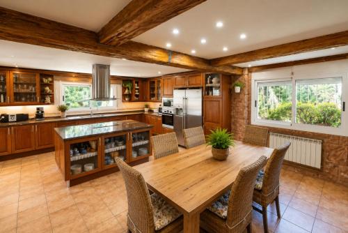 a kitchen with a wooden table and chairs at Magnifica Planet Costa Dorada in Cambrils