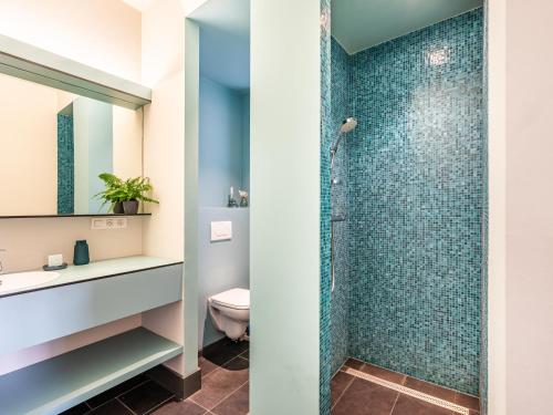a bathroom with a shower and a toilet at La Terrasse in Sint-Idesbald