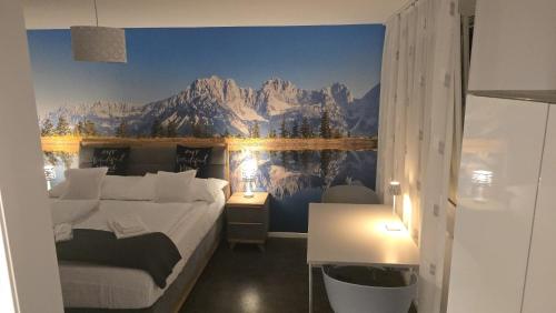 ein Schlafzimmer mit einem Bergmotiv an der Wand in der Unterkunft Relax Corner in Einigen