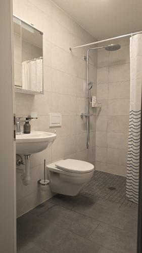 ein Badezimmer mit Toilette und Waschbecken in der Unterkunft Relax Corner in Einigen