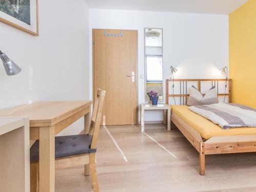 1 dormitorio con escritorio y 1 cama en una habitación en Pension Molsdorf, en Erfurt