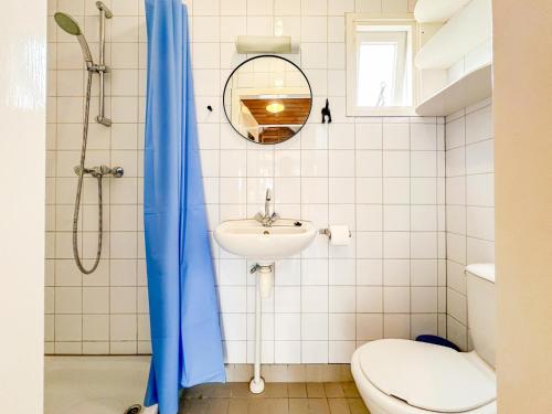 a bathroom with a sink and a toilet at Bumble bee in Ellemeet
