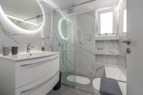 Luxurious 2-bedroom apartment in Voula by South42