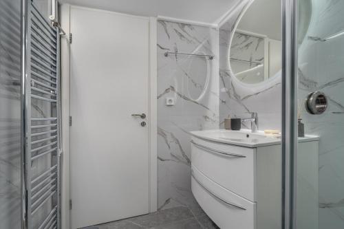 Luxurious 2-bedroom apartment in Voula by South42