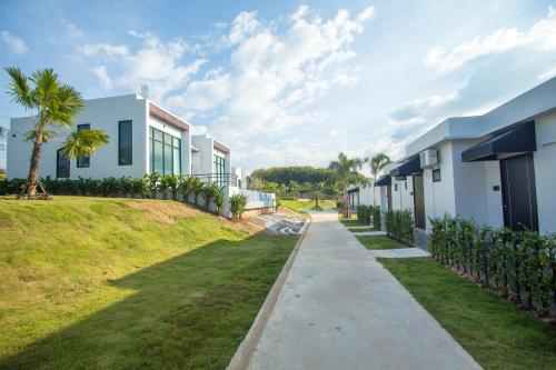 a walkway in front of a house at Belong Jin The Dam Hotel And Resort in Ban Pha Saeng Lang