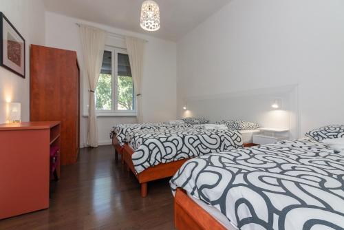 Apartments with parking space Rijeka - 25524