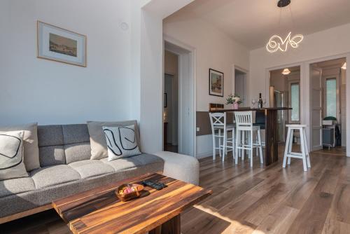 Apartments with parking space Rijeka - 25524