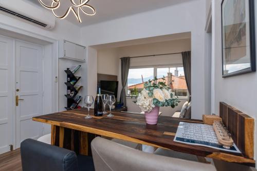 Apartments with parking space Rijeka - 25524
