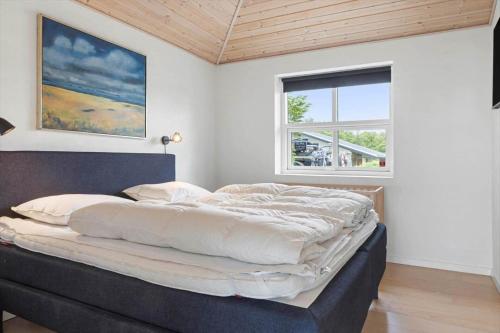 a bedroom with a large bed in a room at LF15163-Hojslev-Jelsevej-163 in Lundø