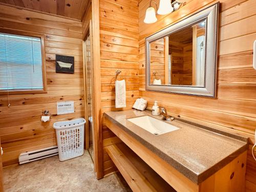 a bathroom with a sink and a mirror at Sundance Cottages in Cavendish